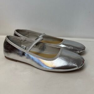 New! AMERICAN EAGLE - silver ballet/Mary Jane flat. 
Size: 9